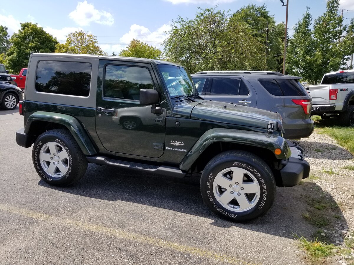2010 Jeep Wrangler Sahara.jpg