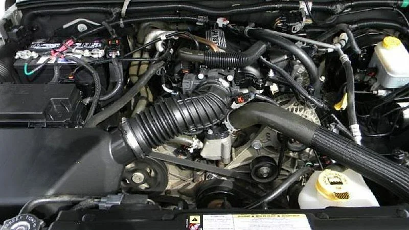 3-8L-under-hood-ROOM-122091.webp