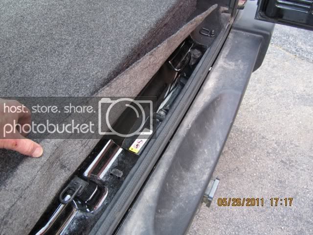 6AccessToJackCompartment.jpg 6AccessToJackCompartment.jpg