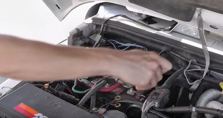 BatteryTerminalDisconnect-114442.jpg