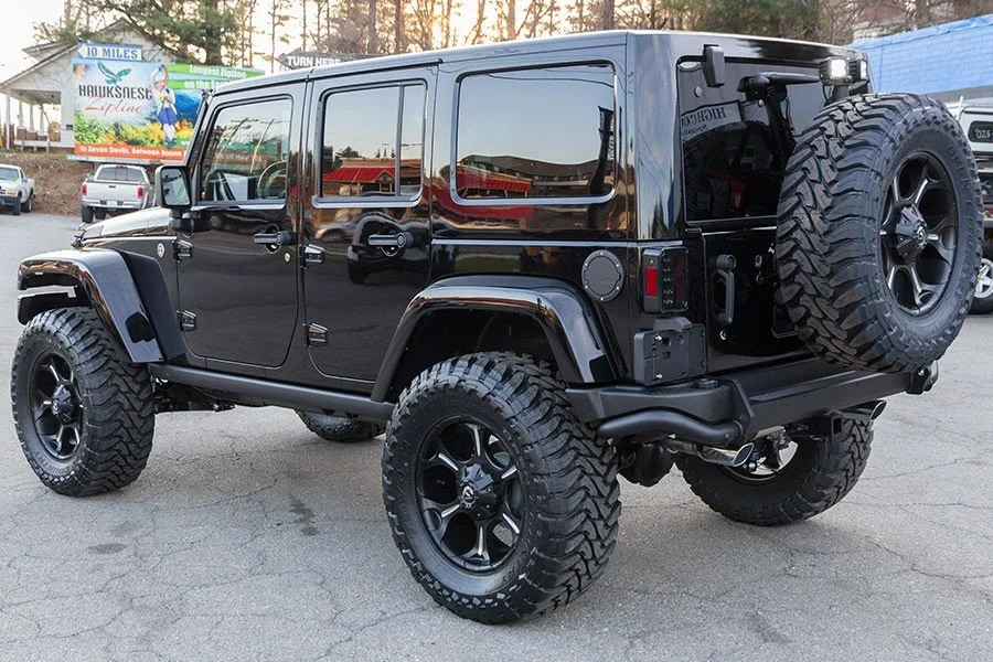 om-jeep-wrangler-rubicon-rear-angle2-262735-115486.webp